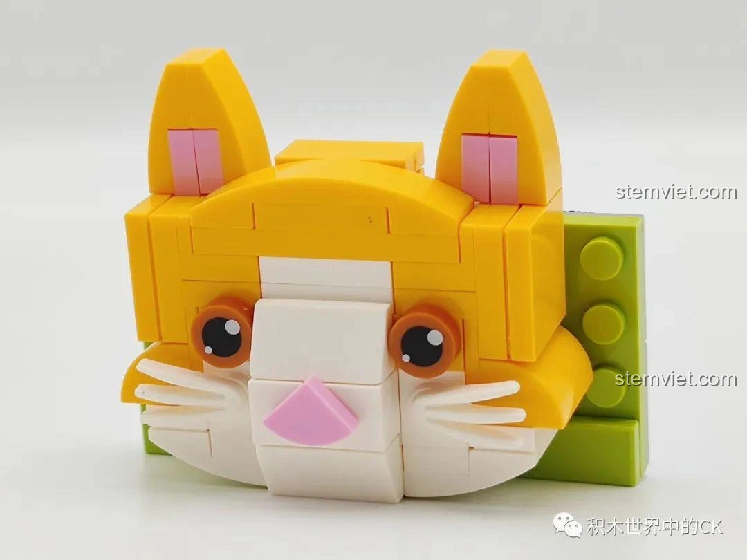 Mô hình Đầu mèo dán tủ lạnh SEMBO 610028 (Mèo Cam) đã hoàn thành, với bộ lông màu cam rực rỡ và đôi mắt to tròn. Đồ chơi lắp ráp phát triển kỹ năng.