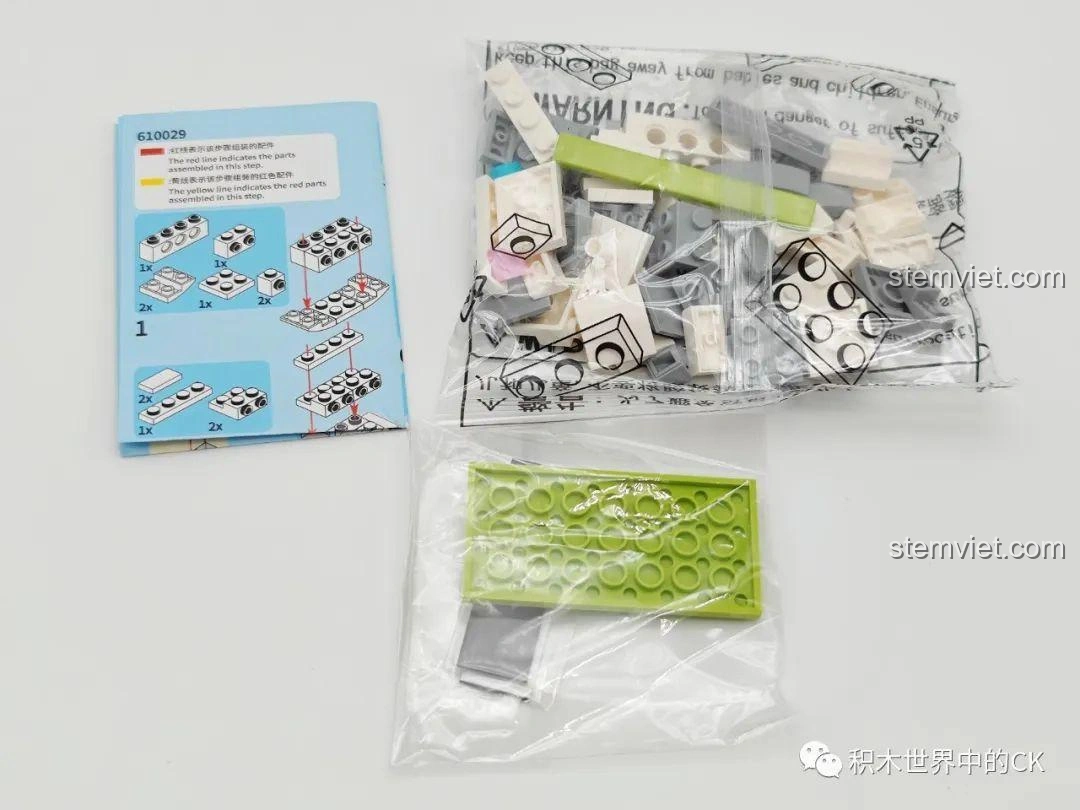 Các chi tiết lắp ráp của Đầu mèo dán tủ lạnh SEMBO 610029 (Mèo Ragdoll) được đóng gói cùng hướng dẫn. Nhựa ABS cao cấp, an toàn và dễ lắp cho trẻ em.