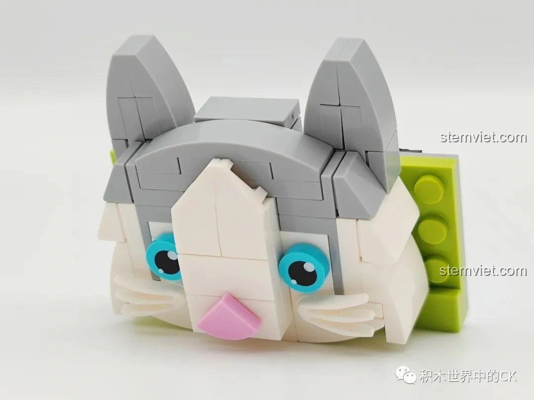 Mô hình Đầu mèo dán tủ lạnh SEMBO 610029 (Mèo Ragdoll) đã hoàn thành, với bộ lông xám trắng mềm mại và đôi mắt xanh biếc. Đồ chơi lắp ráp thanh lịch.