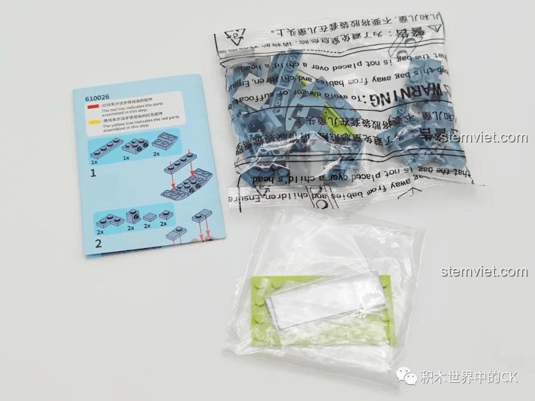 Các chi tiết lắp ráp của Đầu mèo dán tủ lạnh SEMBO 610026 (Mèo Xanh) được đóng gói cùng hướng dẫn. Chất liệu nhựa ABS an toàn, dễ lắp ráp cho trẻ em.
