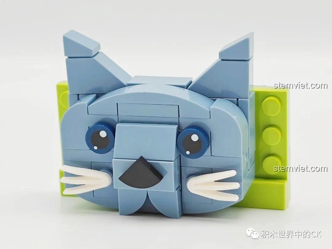 Mô hình Đầu mèo dán tủ lạnh SEMBO 610026 (Mèo Xanh) đã hoàn thành, với màu lông độc đáo và đôi mắt xanh biếc. Đồ chơi lắp ráp sáng tạo cho bé.
