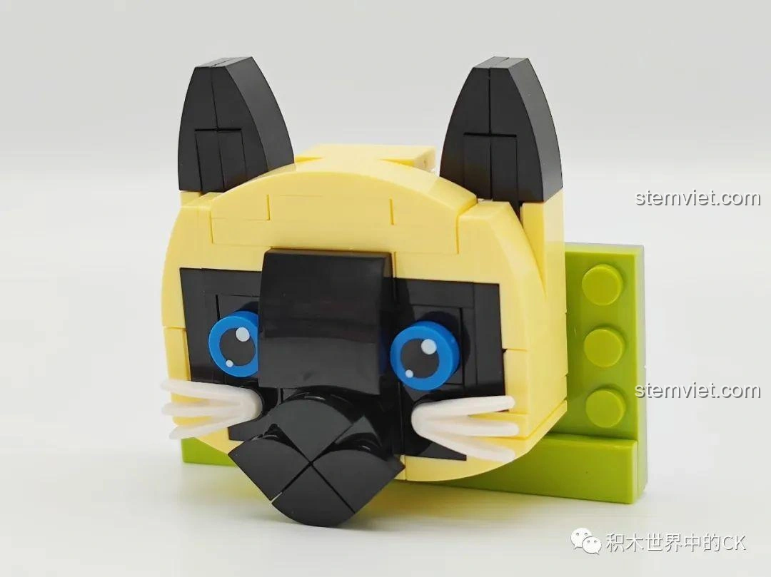 Mô hình Đầu mèo dán tủ lạnh SEMBO 610027 (Mèo Xiêm) đã hoàn thành, với màu lông vàng kem đặc trưng và đôi mắt xanh biếc. Đồ chơi lắp ráp đáng yêu.