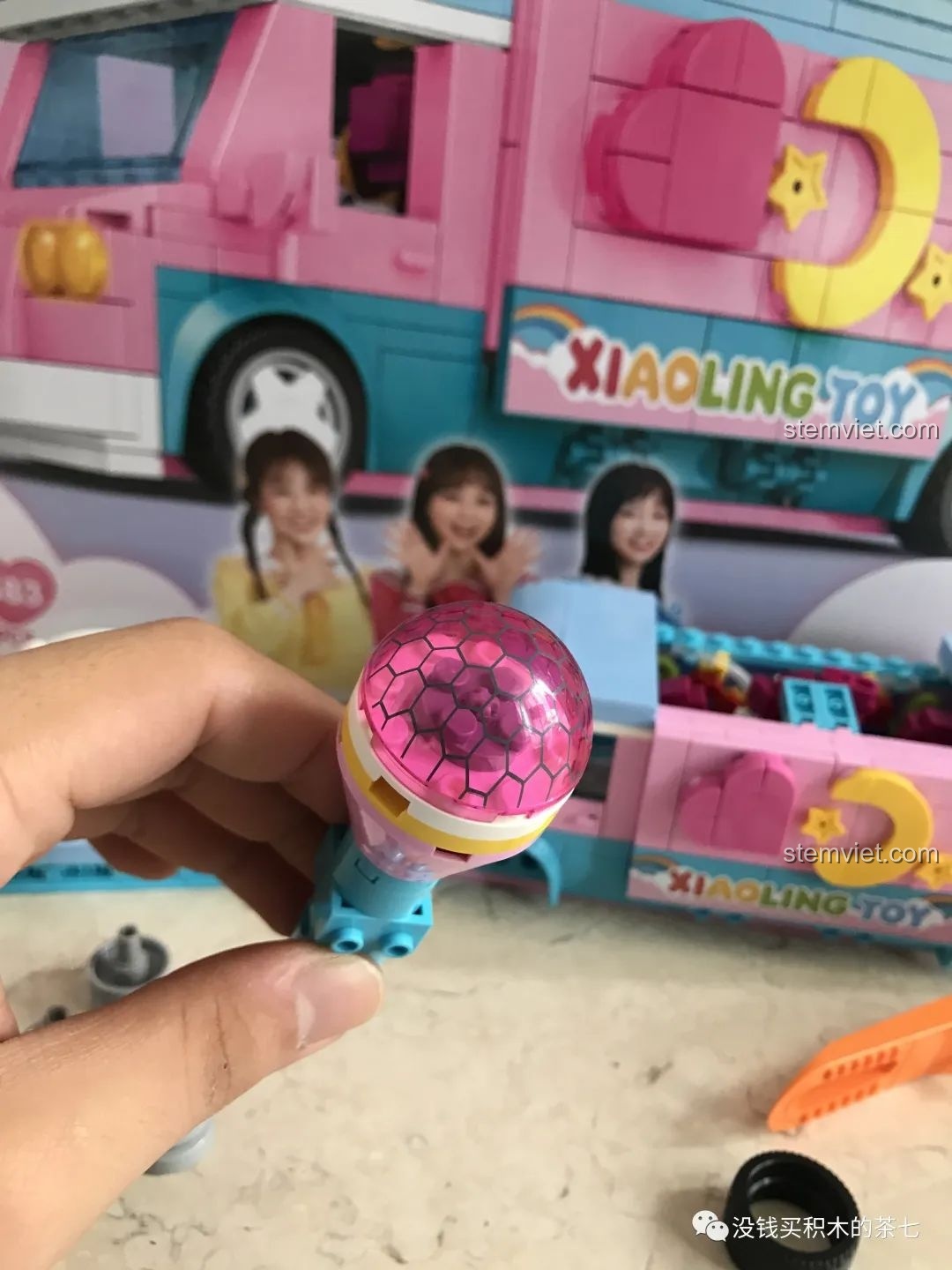 Cận cảnh phần đầu micro lấp lánh như quả cầu disco của xe phỏng vấn SEMBO 604001.