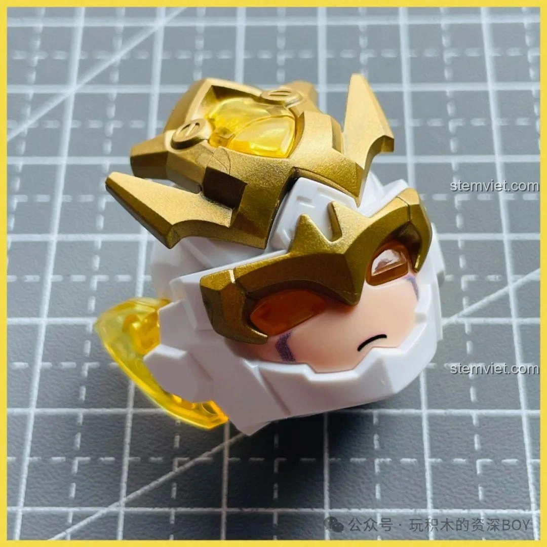 Phần đầu đã lắp ráp hoàn chỉnh của mô hình Lưu Bị Chiến Giáp BLOKEES, với mũ giáp vàng và chi tiết trong suốt.