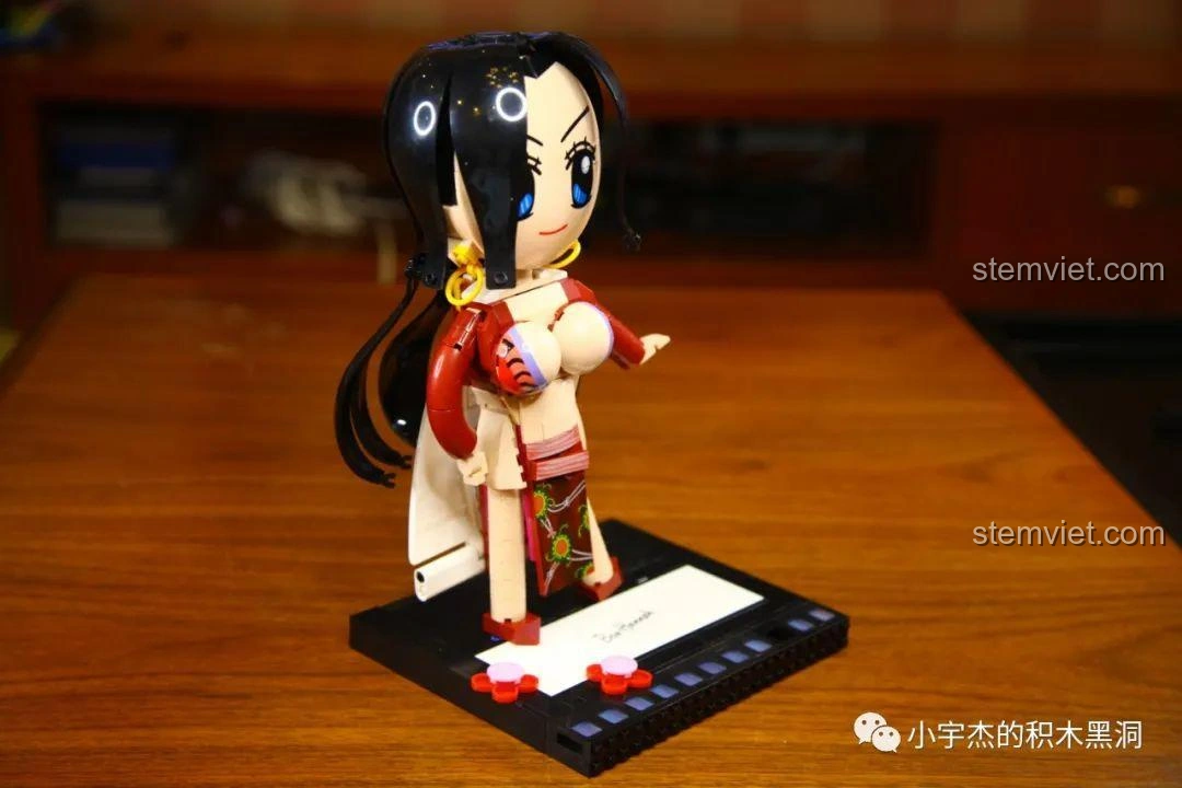 Phần đầu của mô hình Boa Hancock KBOX 10303 đã hoàn thiện, với đôi mắt to tròn và mái tóc đen.