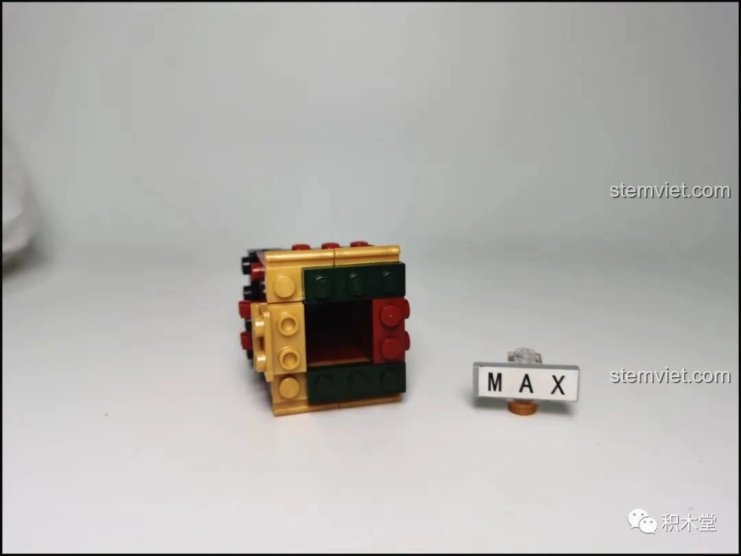 Phần đầu của mô hình Sluban Q-Bricks Quan Vũ, với các chi tiết mắt có thể thay đổi.