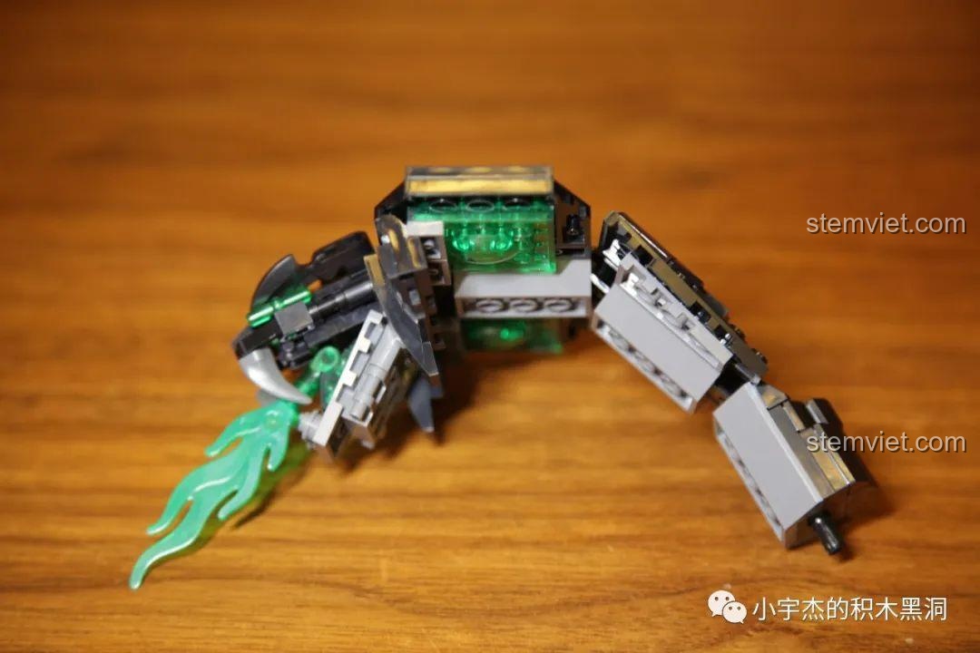 Một đầu rắn khổng lồ hoàn chỉnh trong bộ Xà Trận trong Tam Sinh Thế Chẩm Thượng Thư LEJ923, đang phun nọc độc.