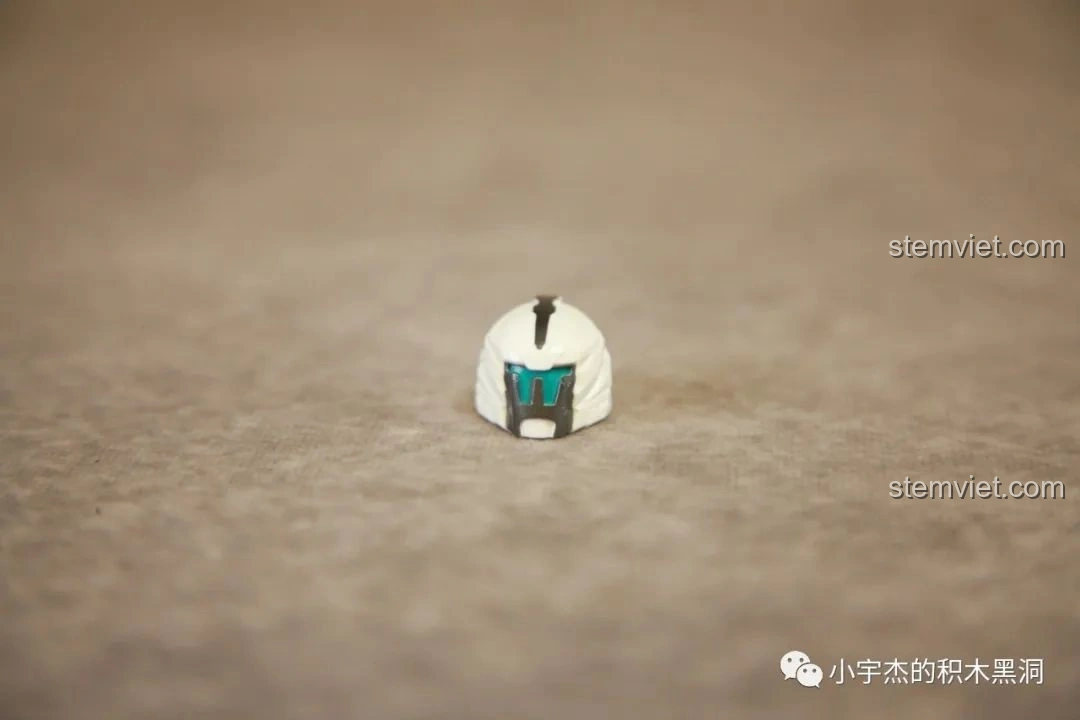 Cận cảnh phần đầu của Robot Băng Phong Bảo Vệ Sluban M38-B1151, với thiết kế độc đáo và chi tiết.