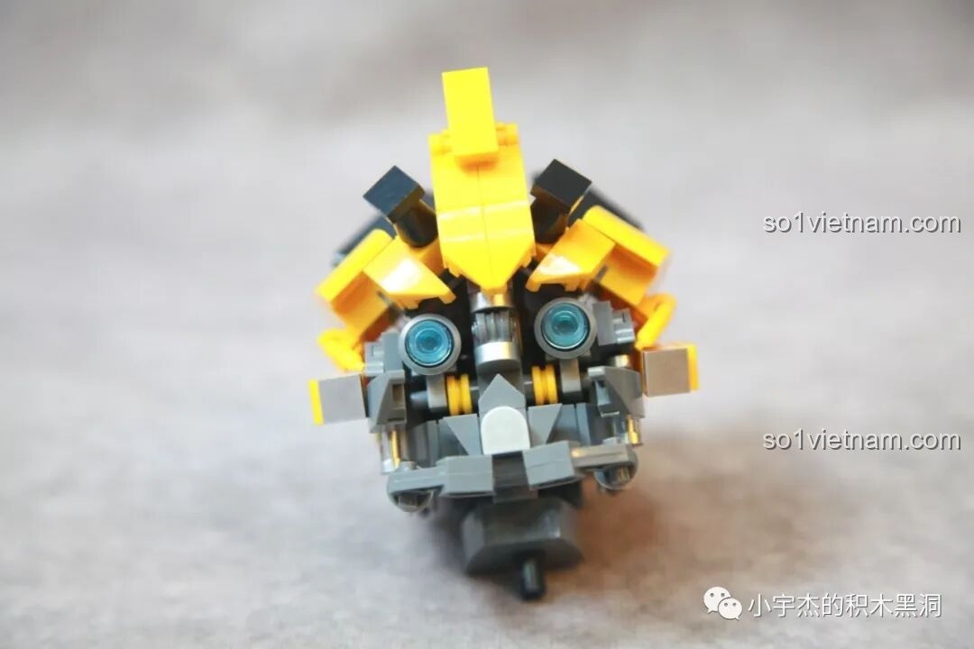 Phần đầu của robot Bumblebee sau khi lắp ráp xong, với đôi mắt xanh đặc trưng và các chi tiết được tái hiện rất tốt.
