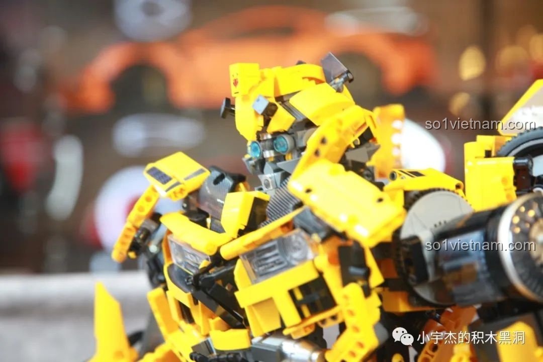 Đầu của robot Bumblebee có thể xoay ngang và ngẩng lên, tăng khả năng tạo dáng và biểu cảm cho mô hình.