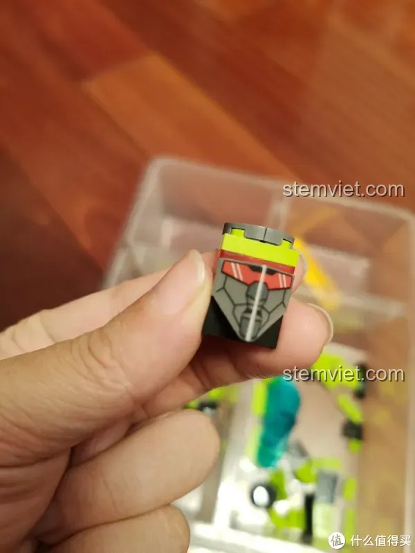 Cận cảnh phần đầu của Robot Biến Hình Đại Lực Thần SEMBO 103081, với chi tiết mặt được dán sticker, thể hiện sự tỉ mỉ trong thiết kế.