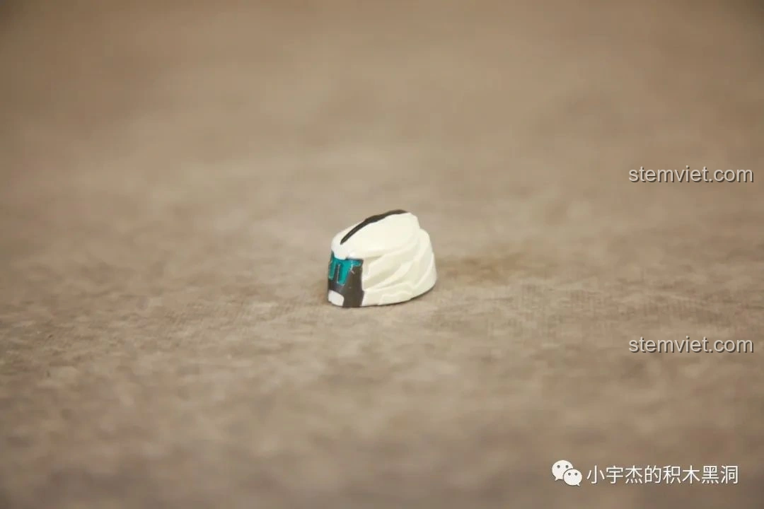 Góc nhìn nghiêng của phần đầu Robot Băng Phong Bảo Vệ Sluban M38-B1151, thể hiện chi tiết thiết kế.