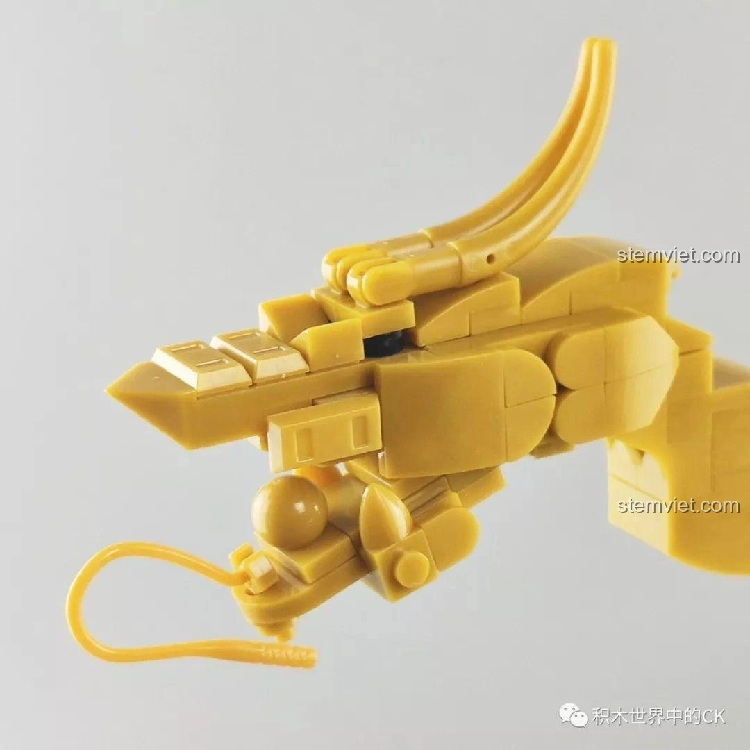 Cận cảnh đầu rồng của bộ lắp ráp SEMBO 605102 Tầm Long Xích, chi tiết sừng và râu rồng tinh xảo.