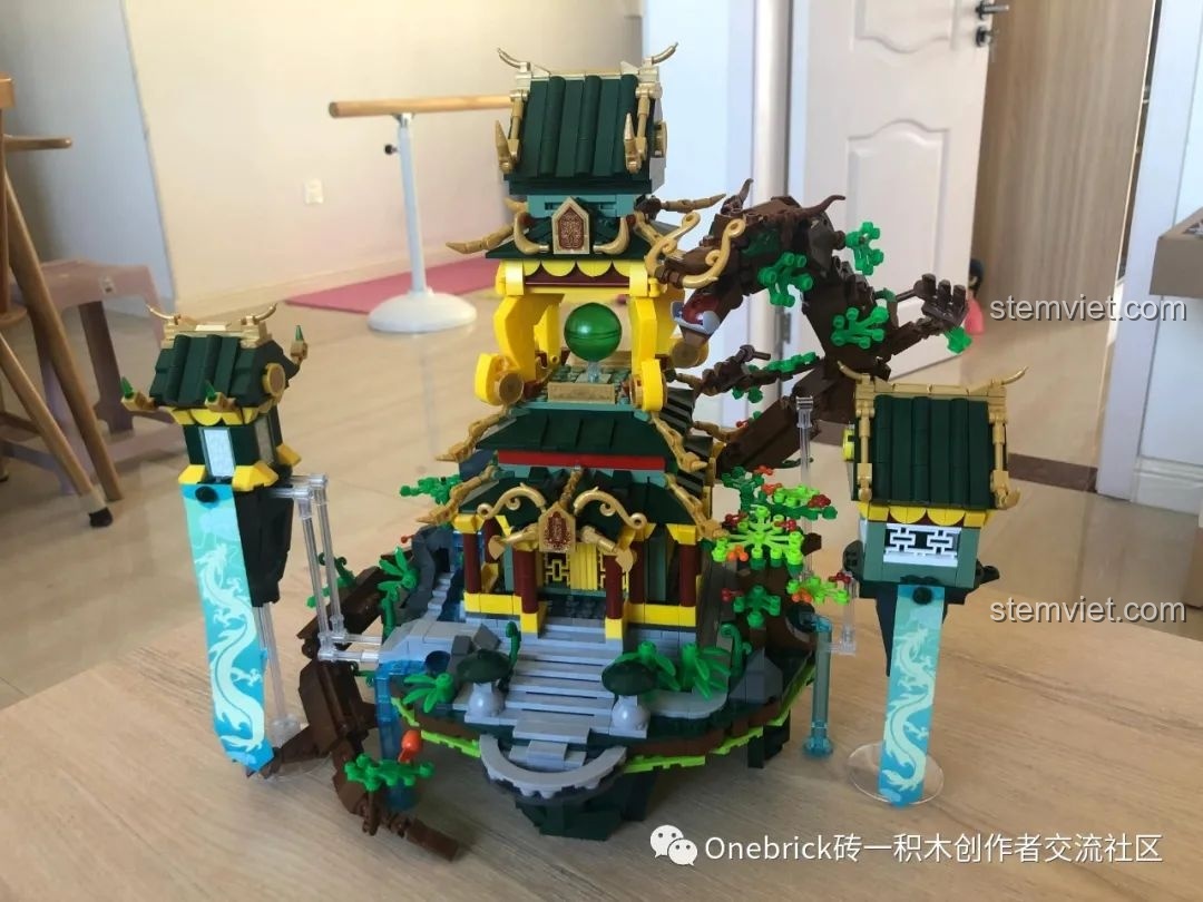 Cận cảnh đầu rồng của Thanh Long Các Sluban M38B0936, chi tiết điêu khắc tinh xảo và uy nghi.