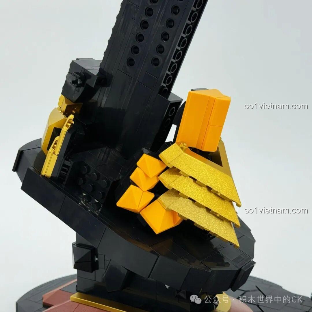 Các chi tiết vàng óng được thêm vào phần cổ của LiNoos LN1011 Đầu Rồng Vàng Huyền Thoại, tạo nên lớp vảy rồng.