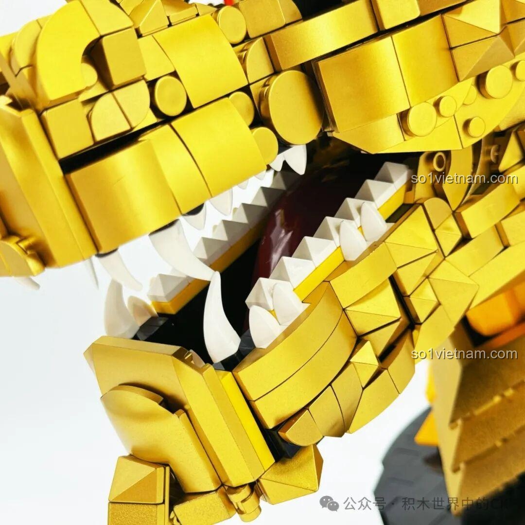 Cận cảnh đỉnh đầu của LiNoos LN1011 Đầu Rồng Vàng Huyền Thoại, với các chi tiết sừng và vảy được tạo hình sắc nét.