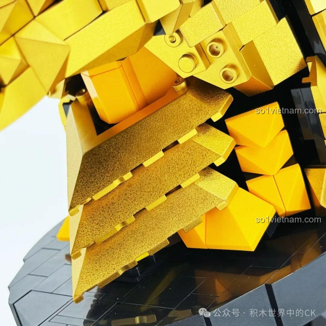 Cận cảnh phần hàm của LiNoos LN1011 Đầu Rồng Vàng Huyền Thoại, với các chi tiết vảy vàng được lắp ghép khéo léo.