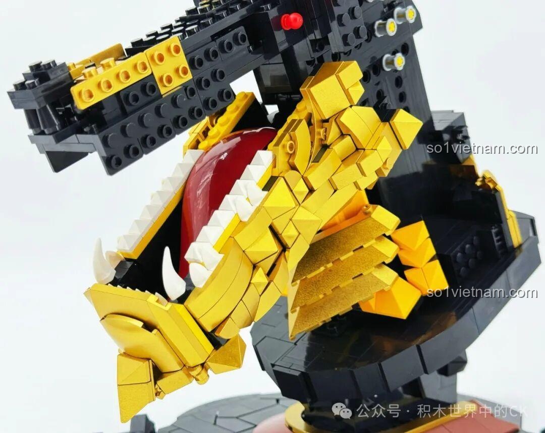 Hàm dưới và các lớp vảy vàng đầu tiên của LiNoos LN1011 Đầu Rồng Vàng Huyền Thoại đang được gắn vào, tạo hình cho khuôn mặt rồng.