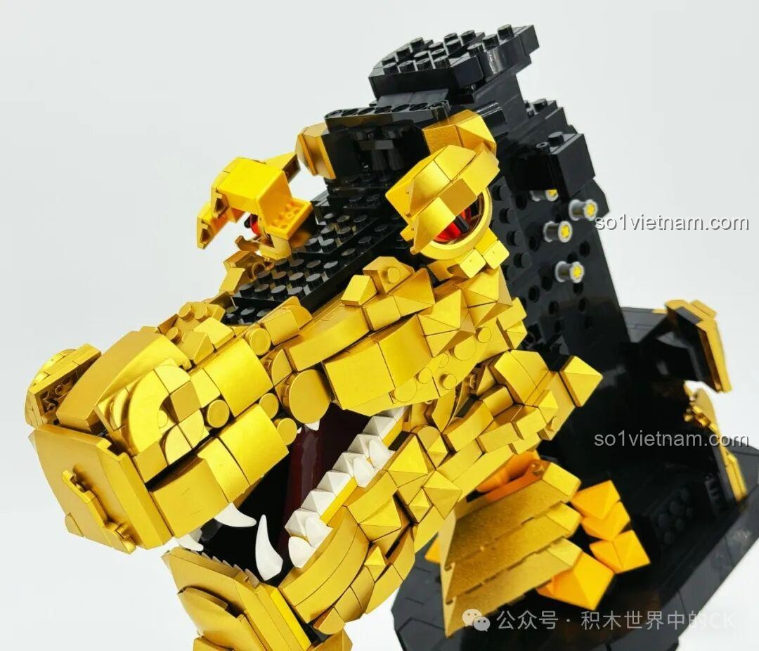 Các lớp vảy vàng tiếp tục được thêm vào phần hàm của LiNoos LN1011 Đầu Rồng Vàng Huyền Thoại, tăng thêm vẻ uy nghi.