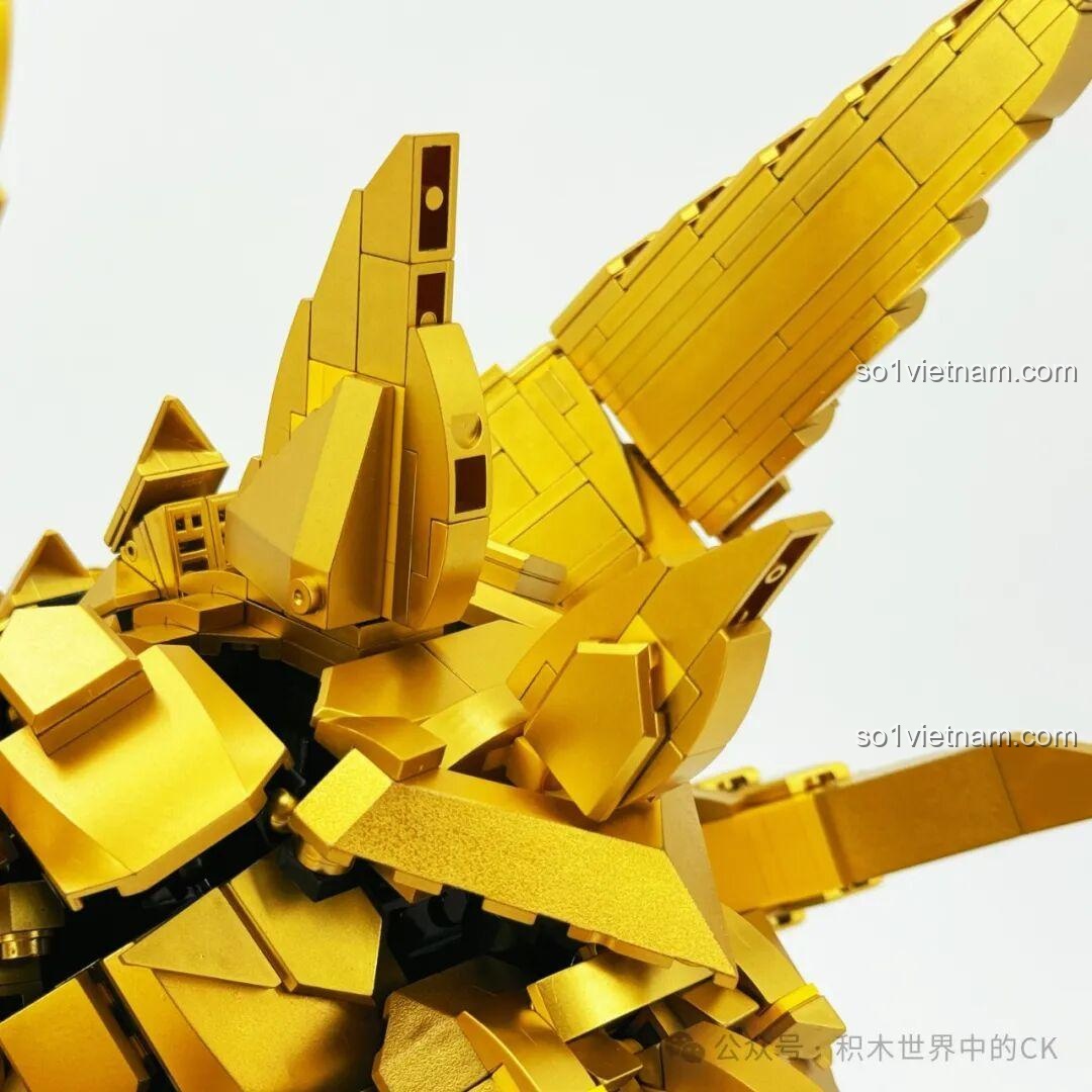 Cận cảnh mô hình LiNoos LN1011 Đầu Rồng Vàng Huyền Thoại trong bóng tối, mắt và miệng rồng phát sáng xanh, tạo hiệu ứng ma mị.