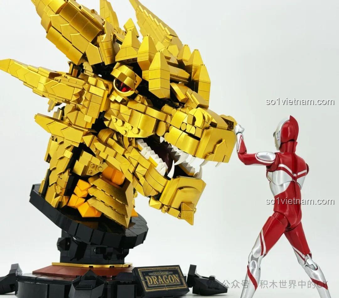 Mô hình LiNoos LN1011 Đầu Rồng Vàng Huyền Thoại đã hoàn thiện, nhìn từ góc bên phải, khoe các chi tiết sừng và vảy.