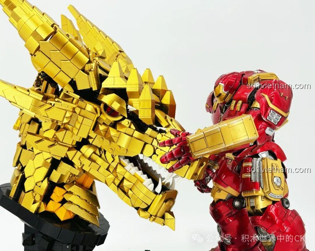 Mô hình LiNoos LN1011 Đầu Rồng Vàng Huyền Thoại đã hoàn thiện, nhìn từ góc phía sau bên cạnh, thể hiện sự hùng vĩ.