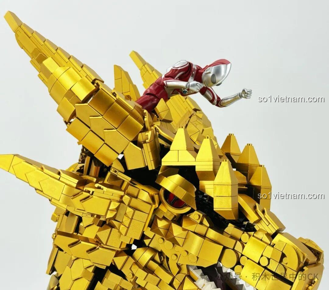 Mô hình LiNoos LN1011 Đầu Rồng Vàng Huyền Thoại đã hoàn thiện, nhìn từ phía sau, các lớp vảy được sắp xếp đẹp mắt.