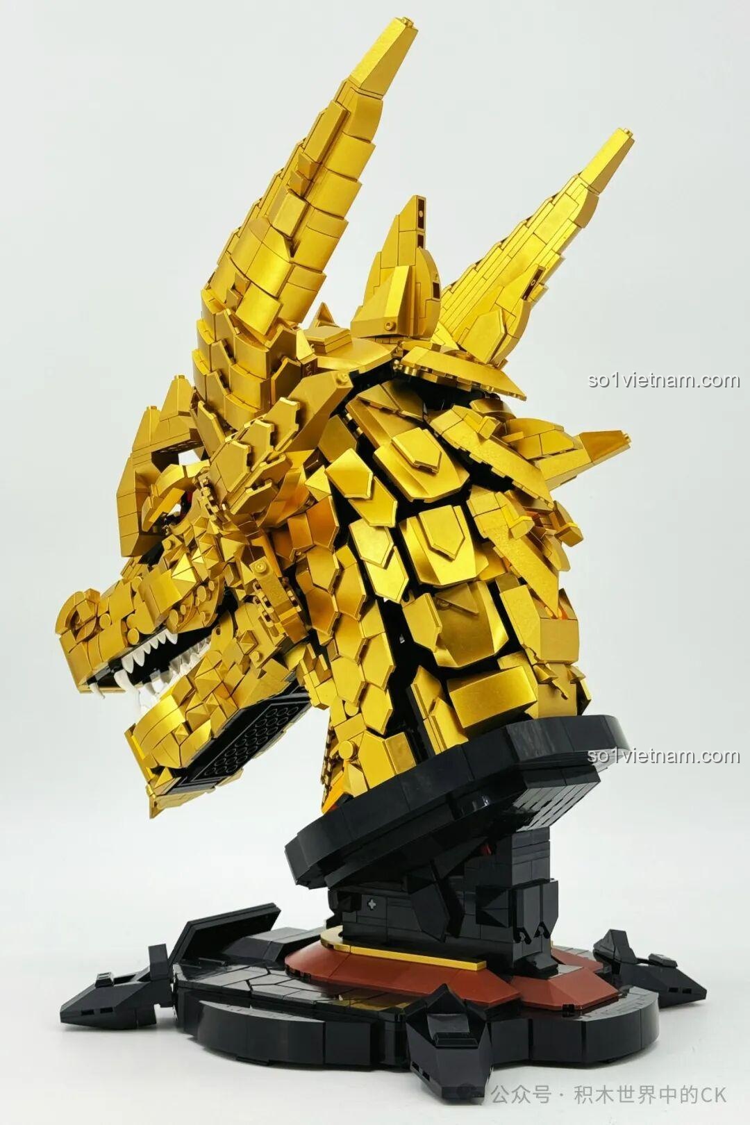 Mô hình LiNoos LN1011 Đầu Rồng Vàng Huyền Thoại đã hoàn thiện, nhìn từ phía sau, các chi tiết vảy rồng được thể hiện rõ.