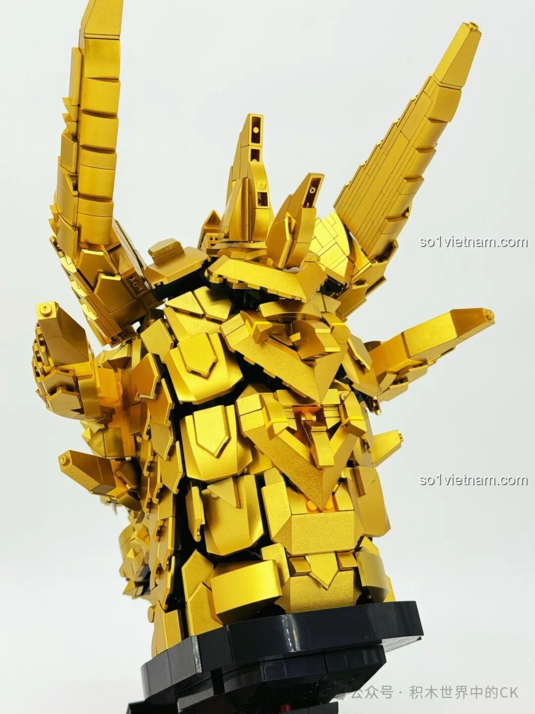 Mô hình LiNoos LN1011 Đầu Rồng Vàng Huyền Thoại đã hoàn thiện, nhìn từ góc phía trước bên cạnh, khoe vẻ đẹp lấp lánh.