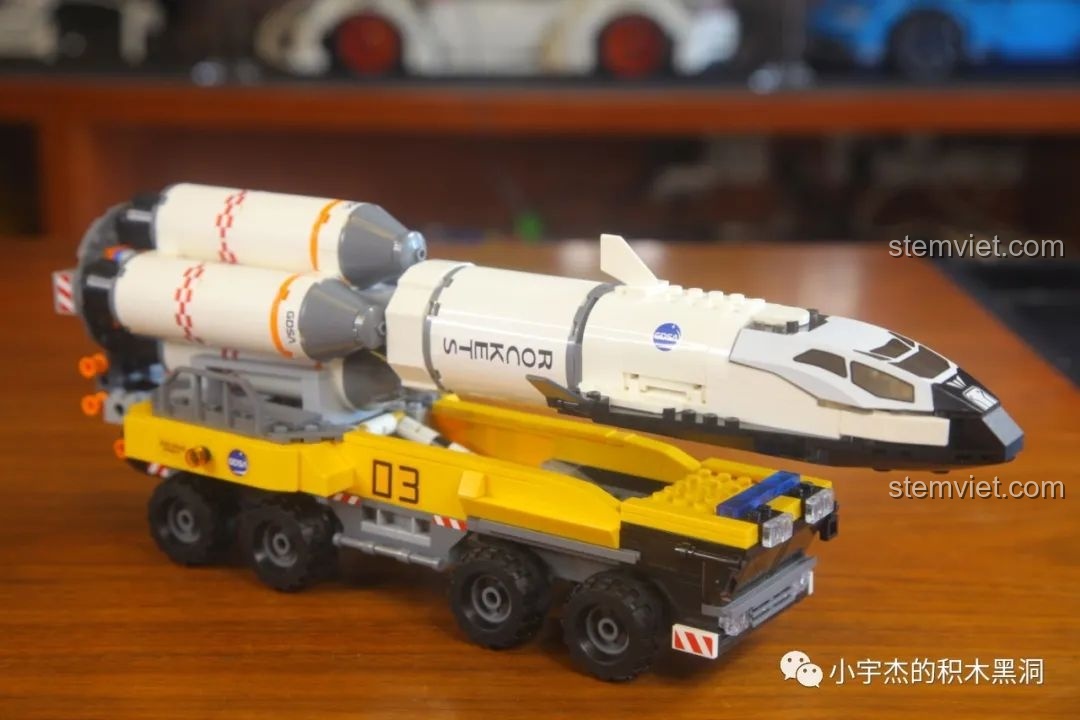 Góc nhìn từ phía trước của mô hình GUDI 10803, tập trung vào đầu tàu con thoi.