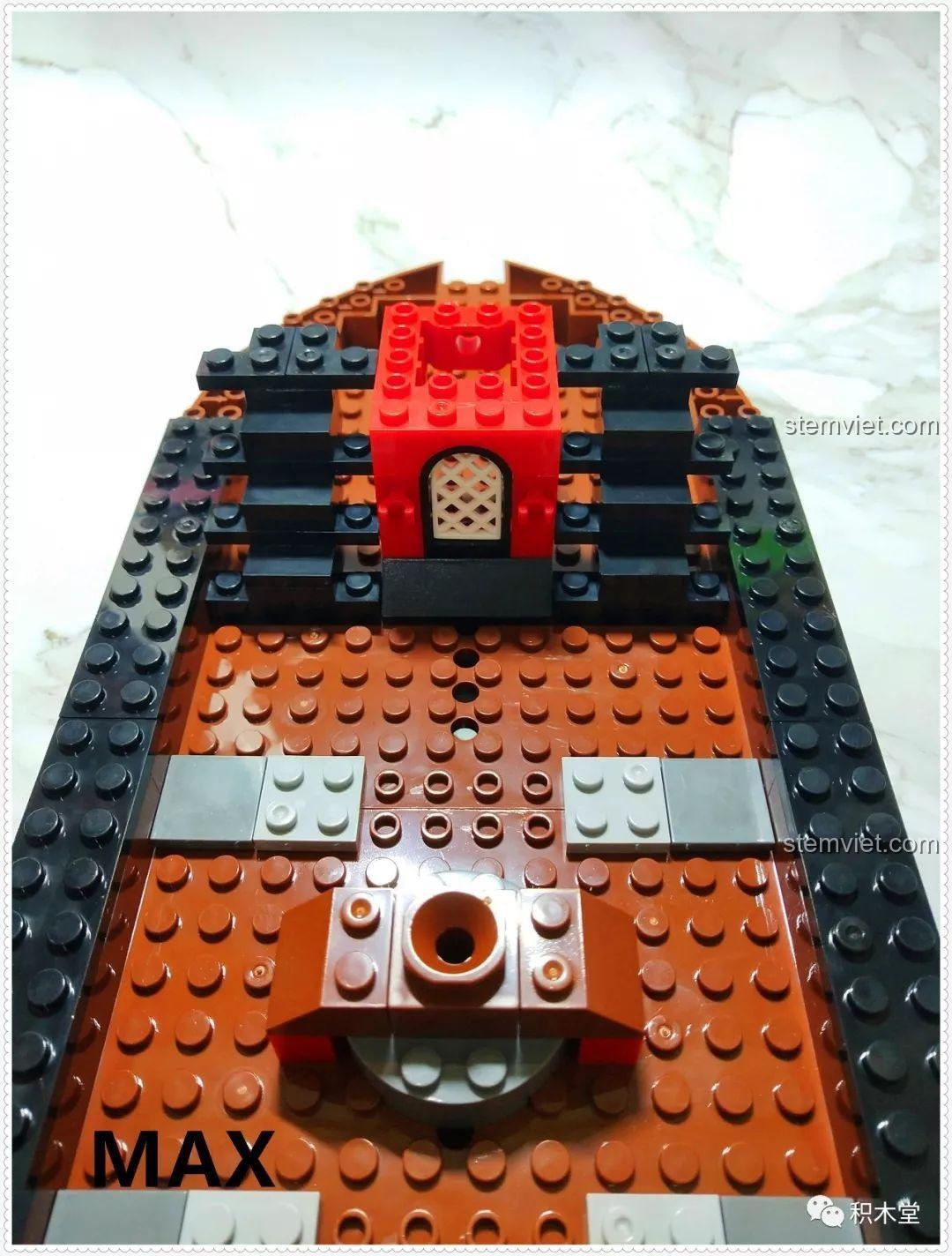 Đầu tàu Tàu Cướp Biển Skull Adventure QL1801 với hình tượng hải vương.