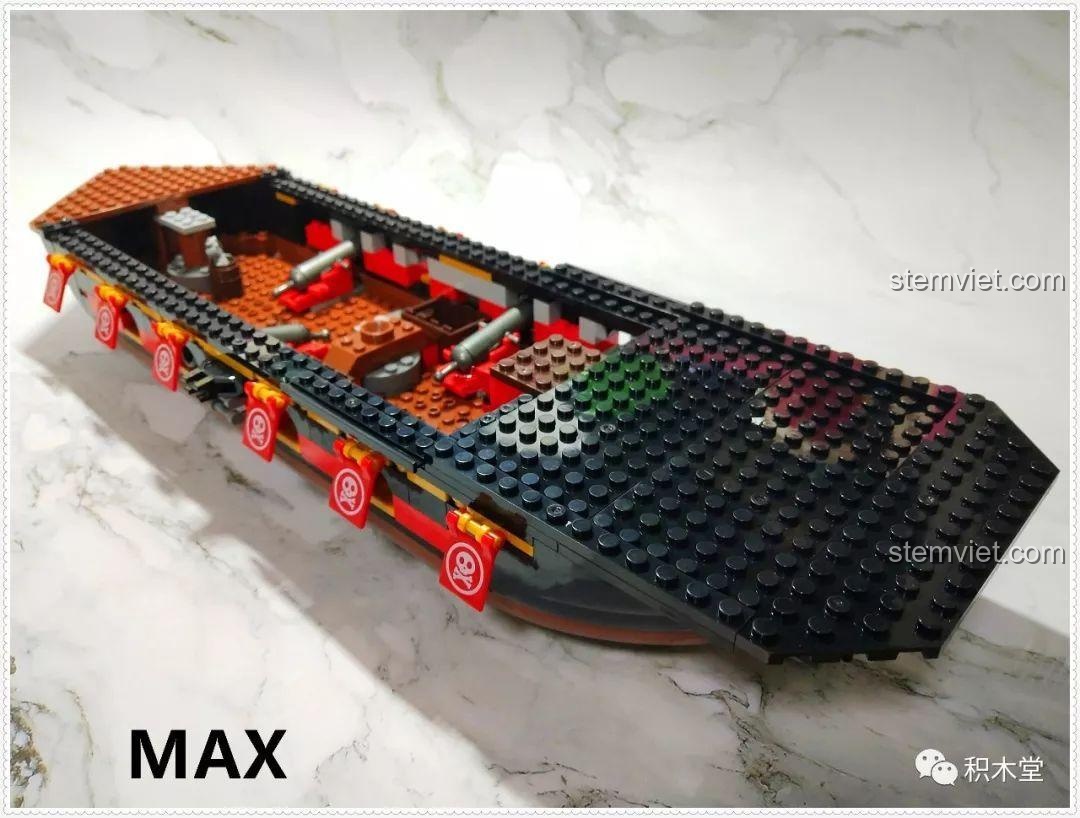 Cận cảnh đầu tàu Tàu Cướp Biển Skull Adventure QL1801 với chi tiết song ngư.