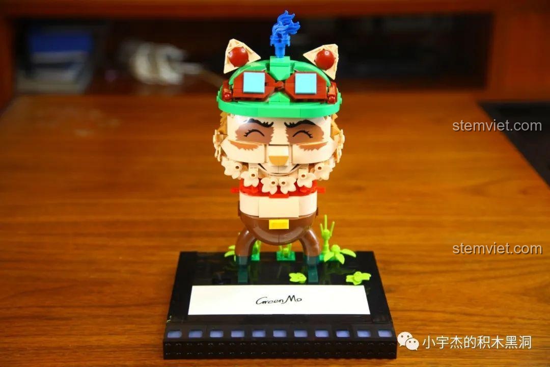 Phần đầu mô hình Teemo K Box 10302 cùng với mảnh ghép khuôn mặt phụ, cho phép thay đổi biểu cảm.