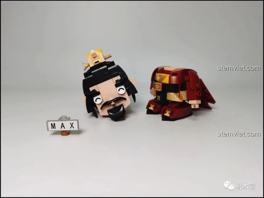 Đầu và thân của mô hình Sluban Q-Bricks Lưu Bị đã được lắp ráp riêng biệt.