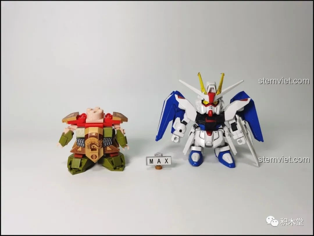 Phần đầu của mô hình Sluban Q-Bricks Trương Phi, với các chi tiết mắt có thể thay đổi.