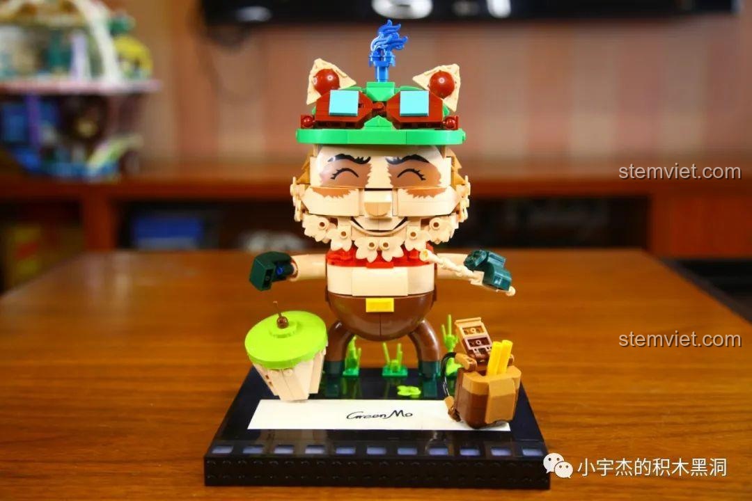 Phần đầu và thân của mô hình Teemo K Box 10302 trước khi được ghép nối lại với nhau.