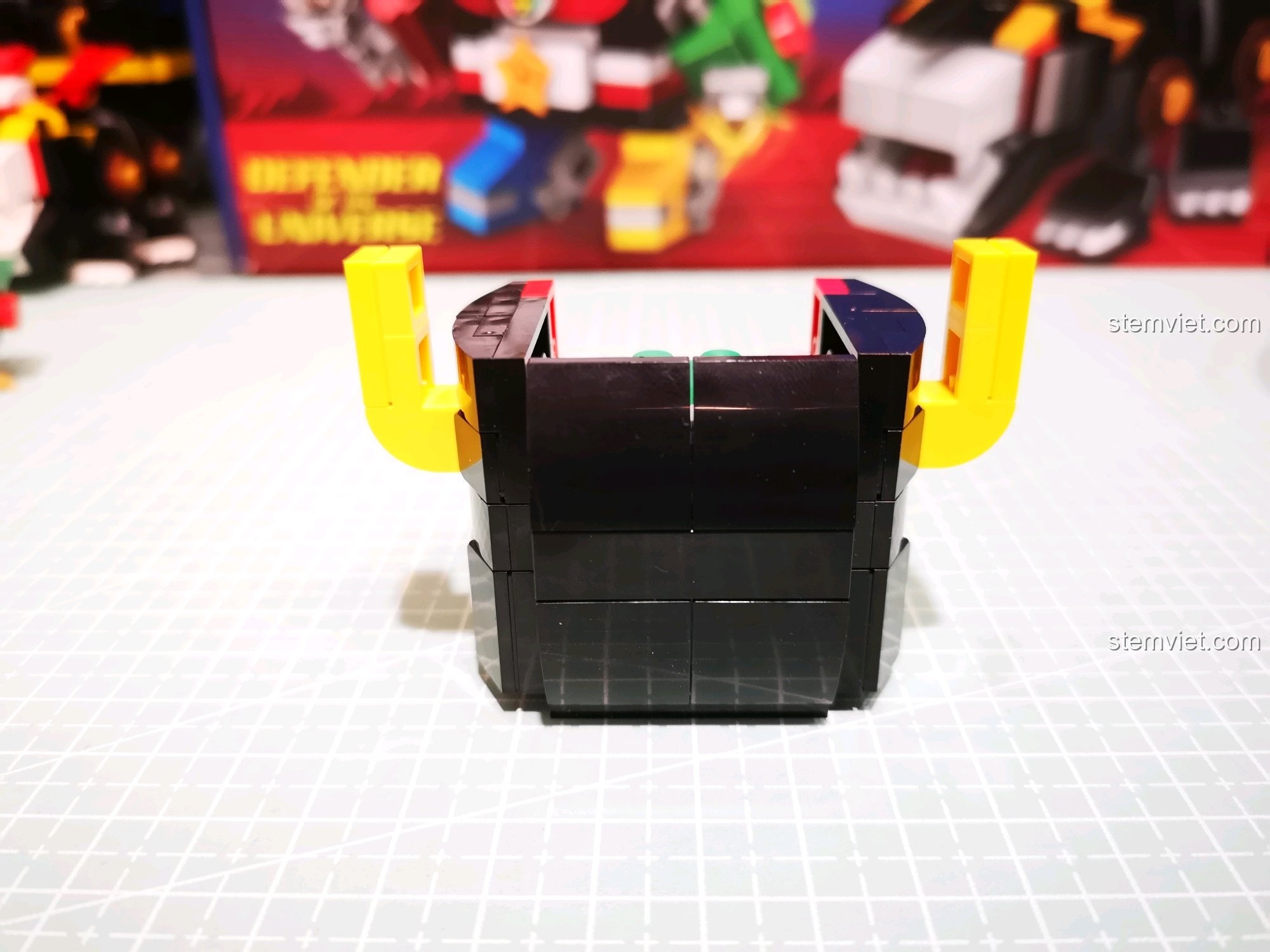 Đầu Voltron hoàn chỉnh nhìn từ phía sau, góc nghiêng.