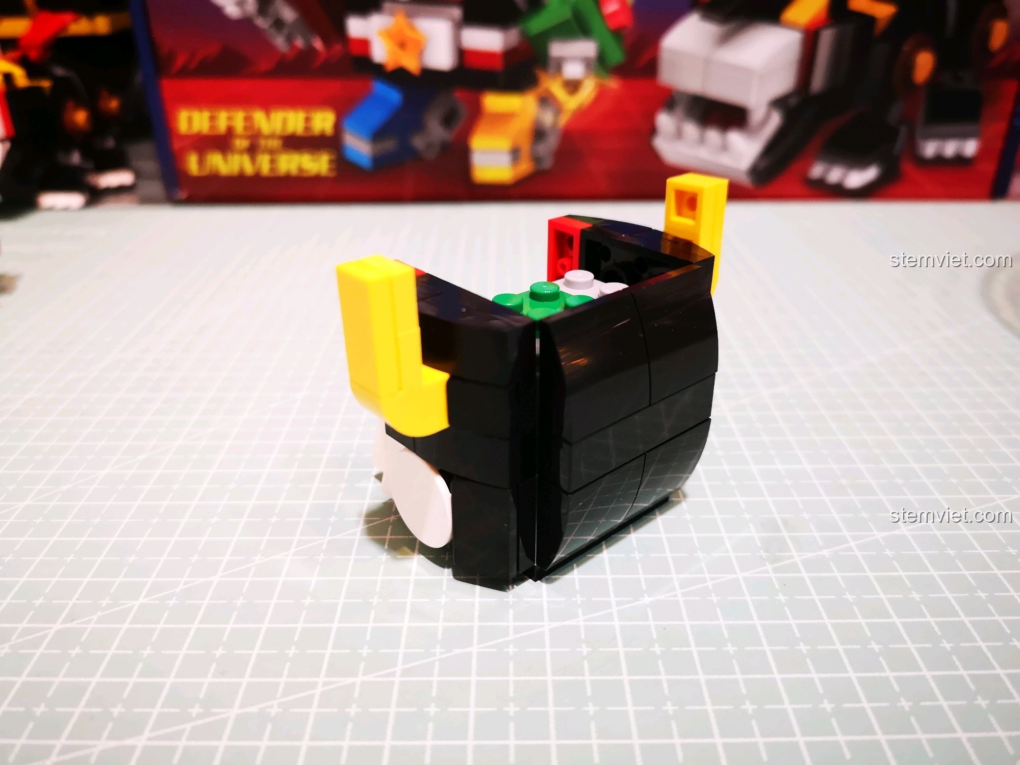 Đầu Voltron hoàn chỉnh nhìn từ phía sau.