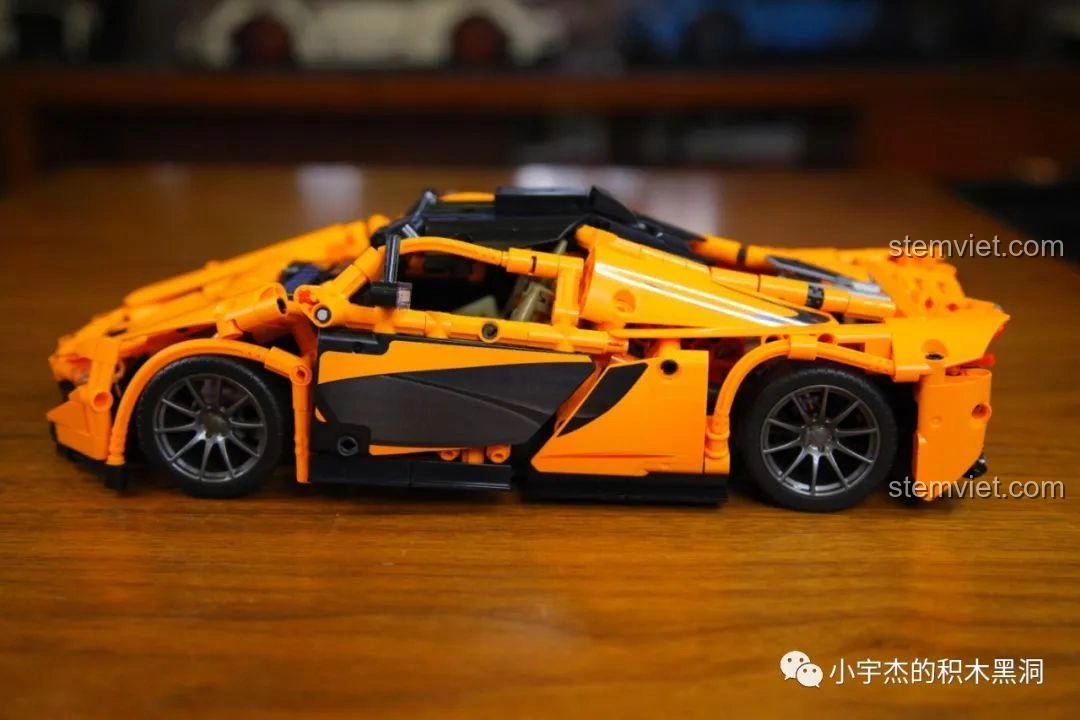 Mặt trước của mô hình Cada 8602 McLaren P1 hoàn chỉnh, thể hiện chi tiết đèn pha và lưới tản nhiệt.