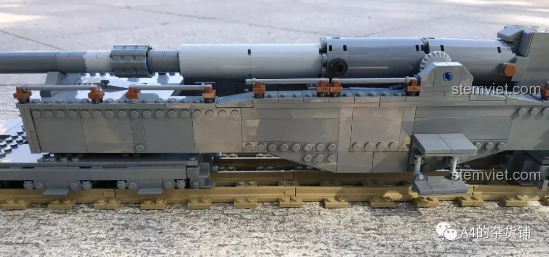 Phần đầu xe của KAZI KY10005 Pháo Xe Lửa Dora 800mm Đức với các chi tiết phụ trợ và cần cẩu.