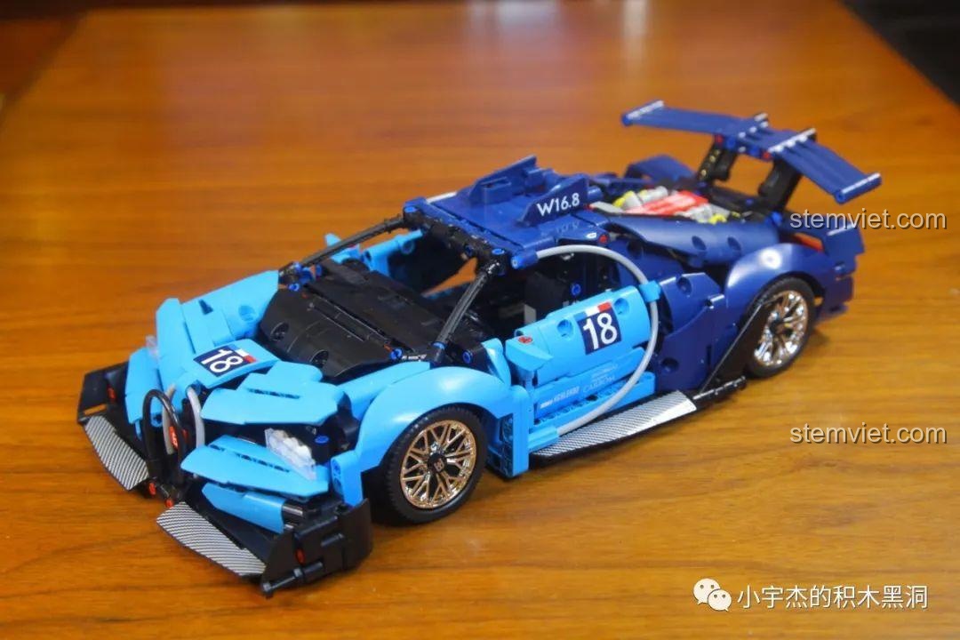 Góc nhìn 3/4 phía trước của mô hình KBOX 10213 đã dán sticker, khoe vẻ đẹp hầm hố và thể thao.