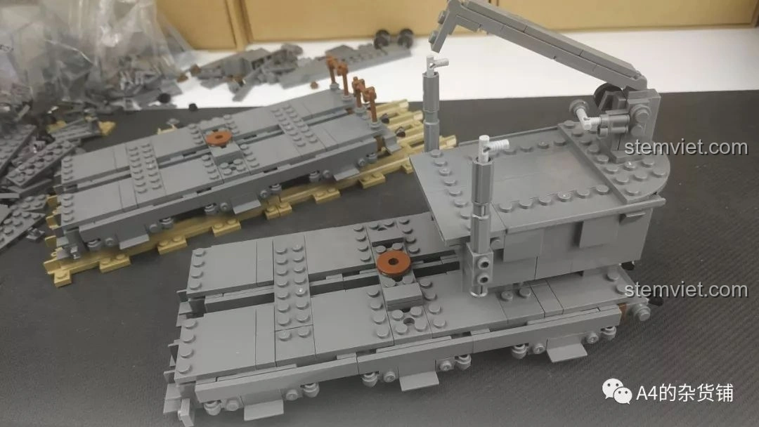 Phần đầu xe lửa của KAZI KY10005 Pháo Xe Lửa Dora 800mm Đức với cần cẩu và các chi tiết phụ trợ đang được lắp ráp.