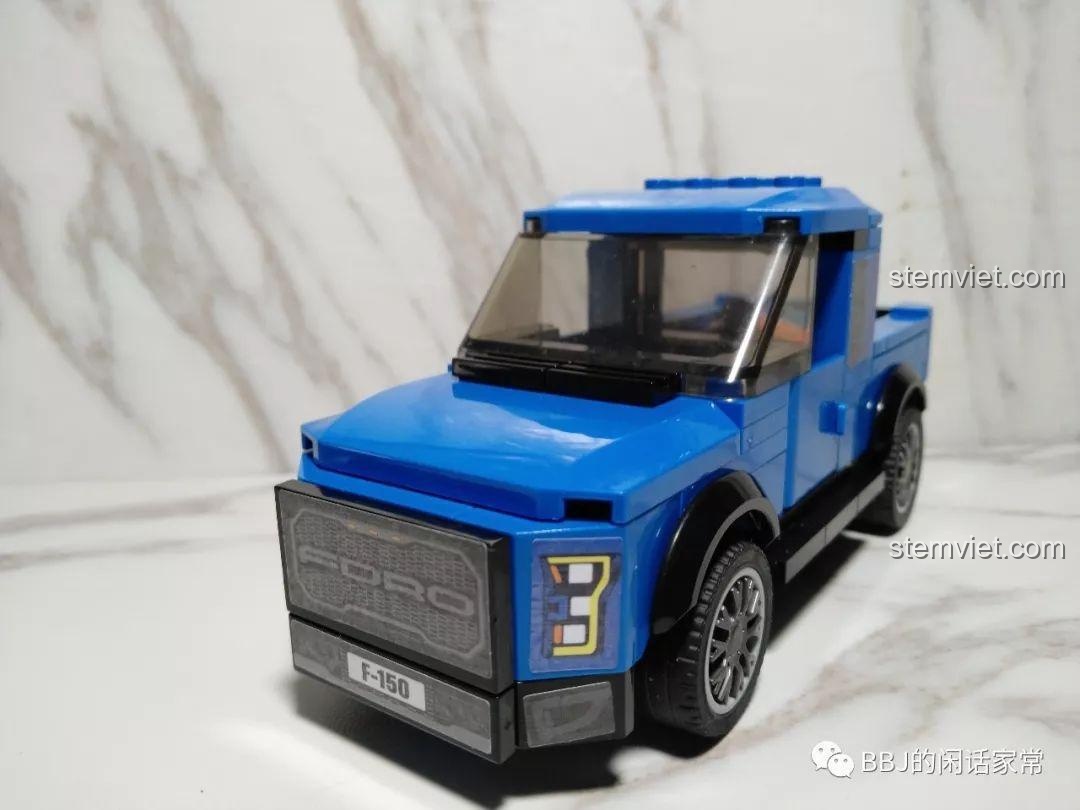 Cận cảnh phần đầu xe của mô hình SEMBO 607024 Ford F-150 với lưới tản nhiệt và sticker 'FDRO'.