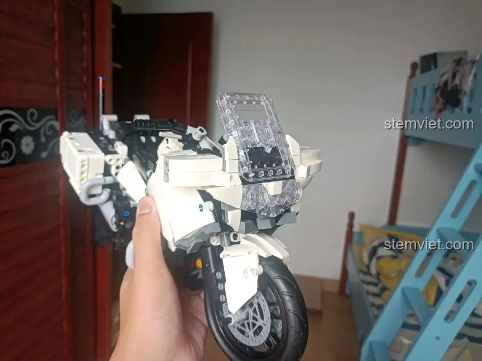 Góc nhìn trực diện mô hình WOMA C0915 Mô tô Quốc Bân-650 chưa dán sticker, làm nổi bật phần đầu xe.