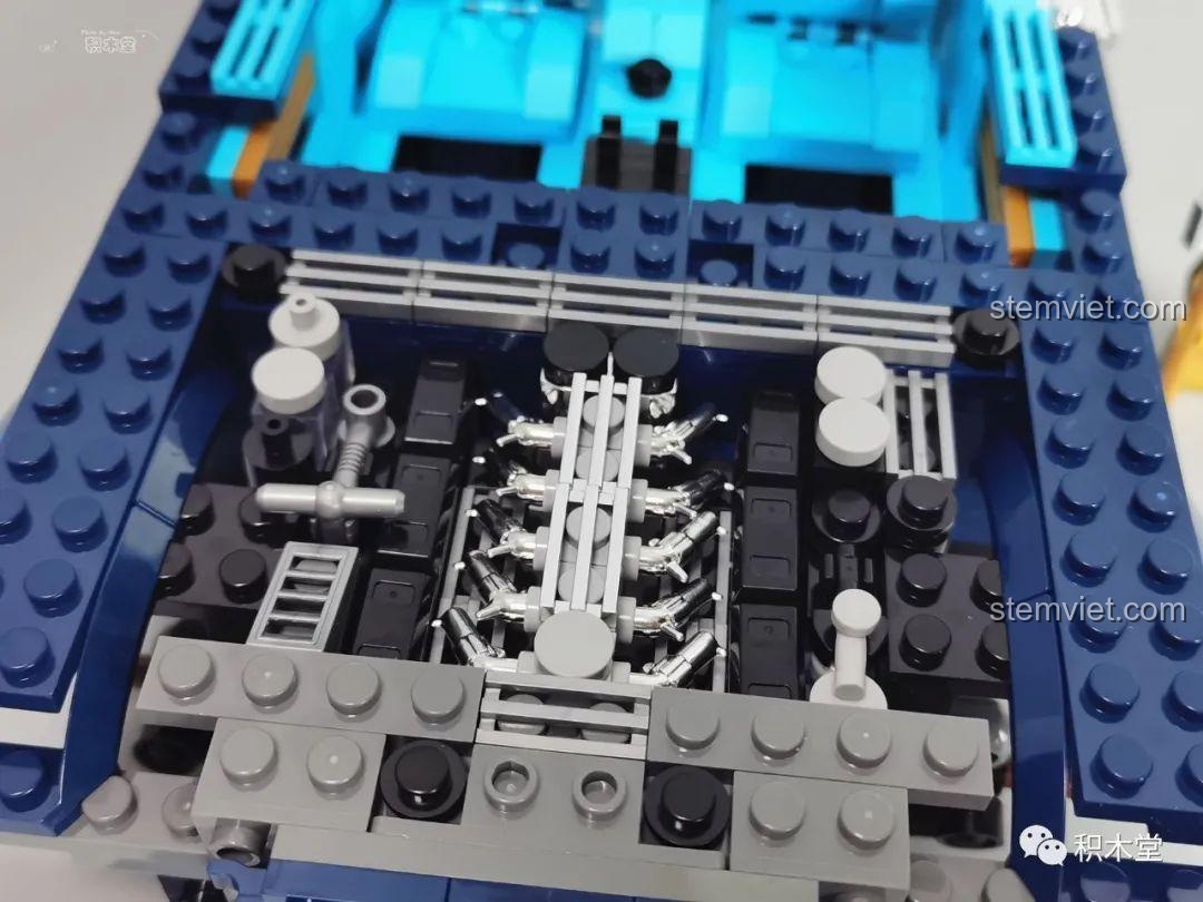 Phần đầu xe của Mould King 10017 Rolls-Royce Cullinan đang được hoàn thiện.