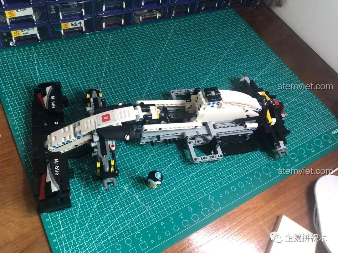 Phần đầu xe của mô hình Mould King 13117 F1 Xe Đua đã được lắp ráp, tạo nên vẻ ngoài mạnh mẽ.