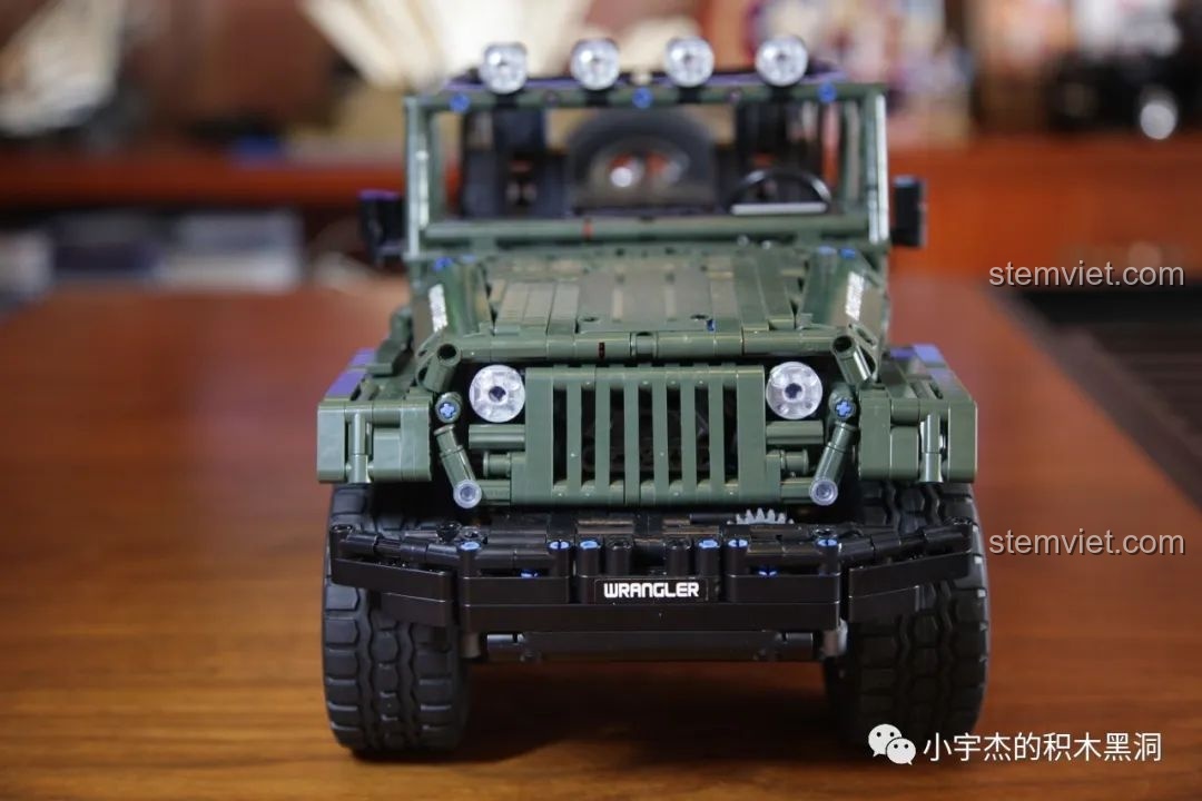 Góc nhìn chính diện phần đầu xe của mô hình Jeep Rubicon, thể hiện chi tiết lưới tản nhiệt và đèn pha.