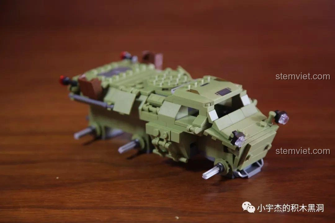 Góc nhìn từ phía trước của thân xe bọc thép Panlos Brick 631007, với các chi tiết đèn.