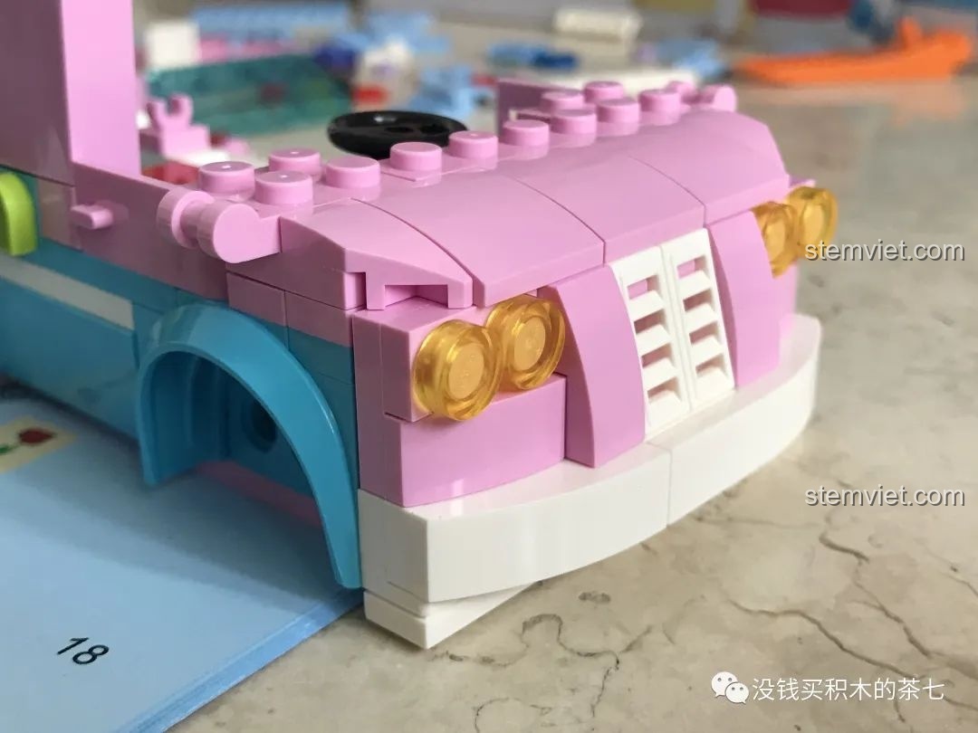 Cận cảnh phần đầu xe của mô hình lắp ráp SEMBO 604001 với đèn pha và lưới tản nhiệt.