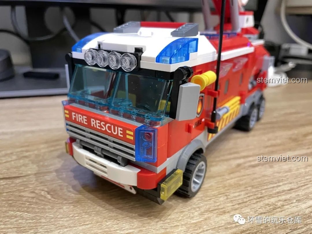 Cận cảnh phần đầu xe của mô hình QMAN 2807, nổi bật với đèn pha, kính chắn gió và logo Fire Rescue.